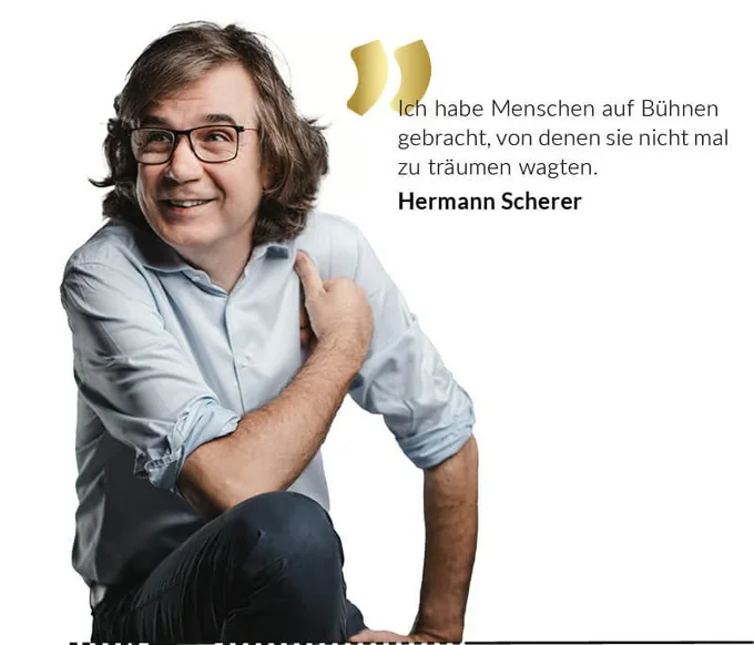 Hermann Scherer, daneben sein Zitat: „Ich habe Menschen auf Bühnen gebracht, von denen sie nicht mal zu träumen wagten.“